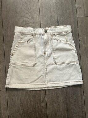 H&M white skirt featuring contrast stitching & large front pockets - 6-7 years